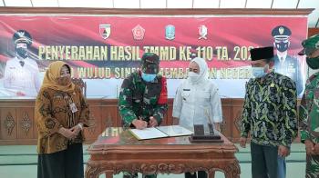 Penandatanganan Naskah Serah Terah Hasil Program, Tandai Penutupan Kegiatan TMMD Bojonegoro Tahun 2021